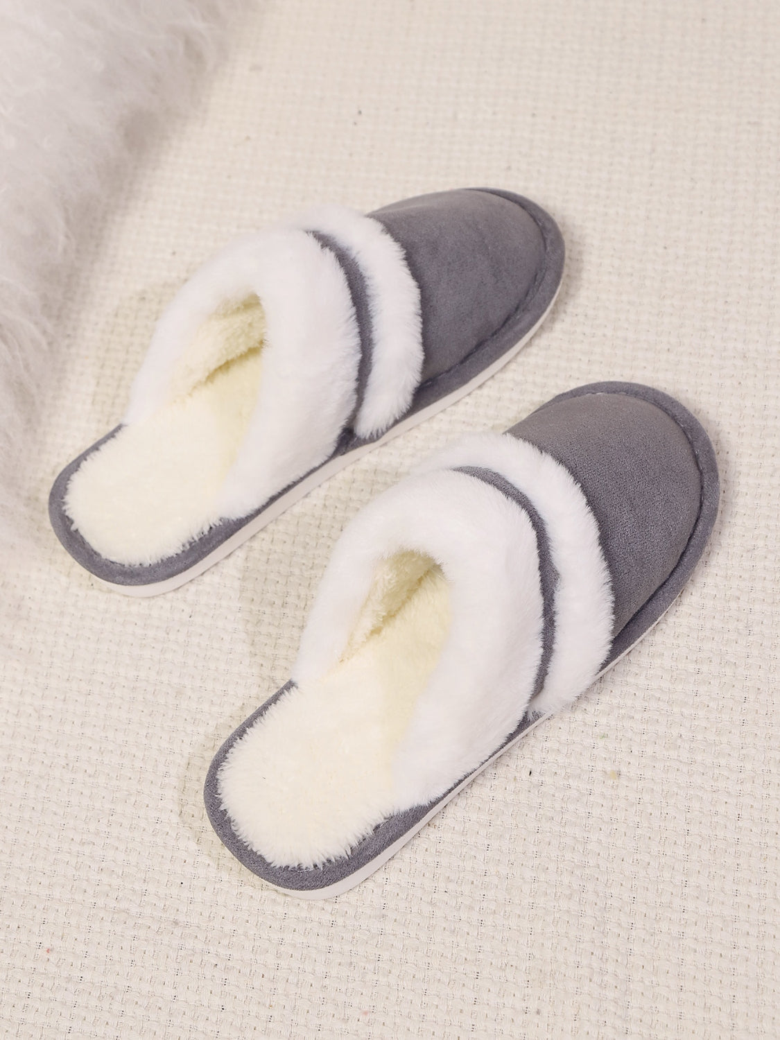 Contrast Faux Fur Round Toe Slippers